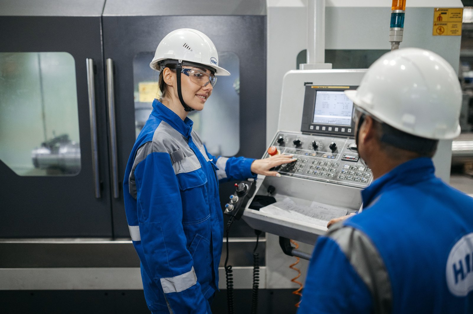 Equipe observando uma operação industrial para compreender a atividade real